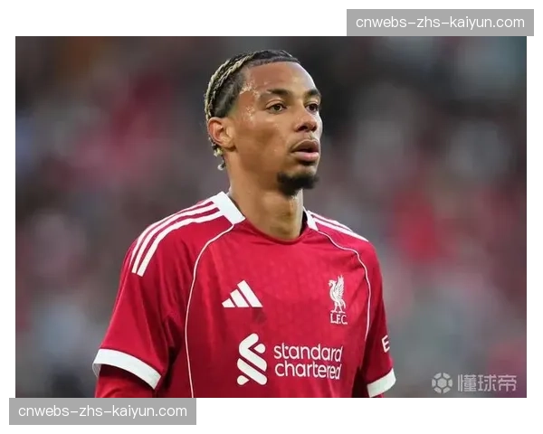 23岁埃基蒂克无对抗倒地，担架抬离安菲尔德球场